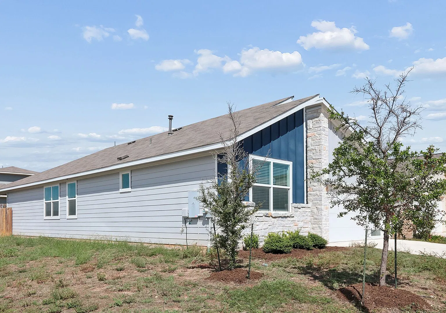 Beautiful 4 bedroom, 2.0 bathroom home in Leander — Photo 2