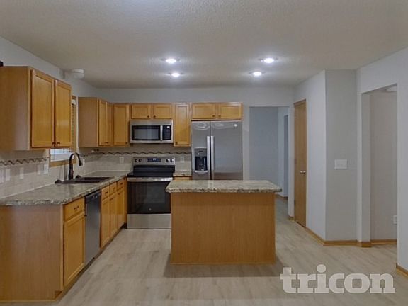 5th image of 2202 Marilyn Ave