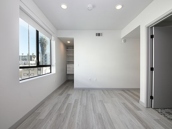 4th image of 941 Fedora St APT 301