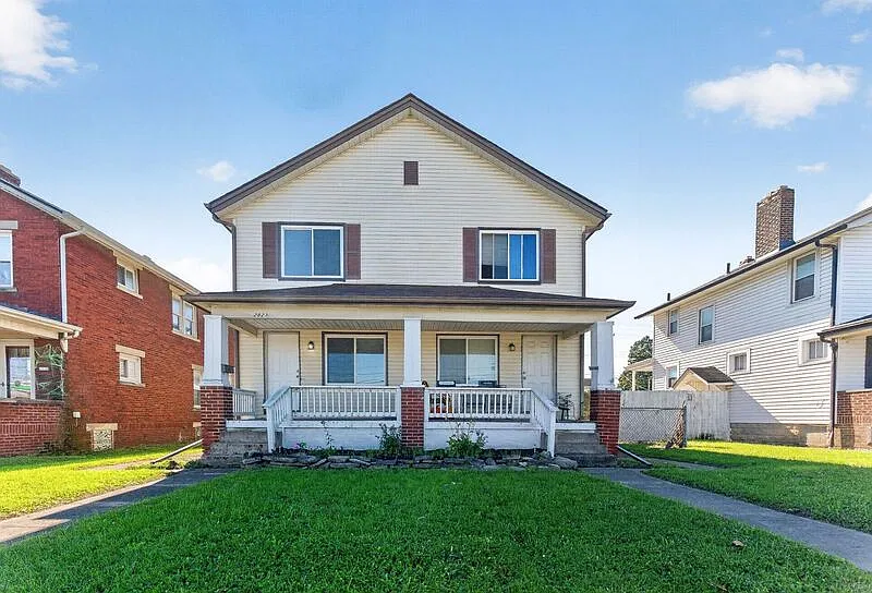 3 bed, 1.0 bath, 1176 sqft, $1,295 — Photo 1