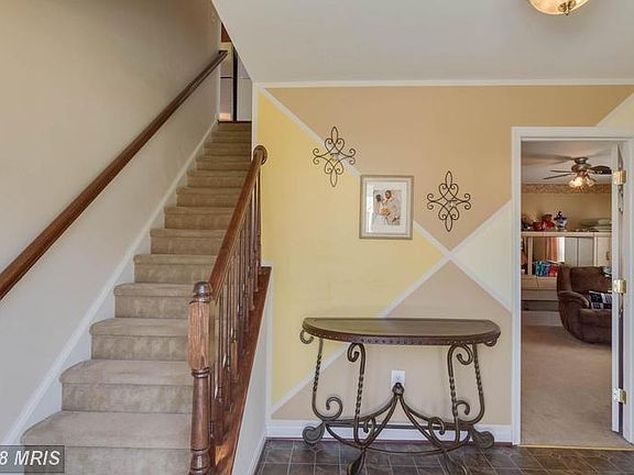 ENTRY GROUND LEVEL FOYER W/BEAUTIFUL CERAMIC TILE!