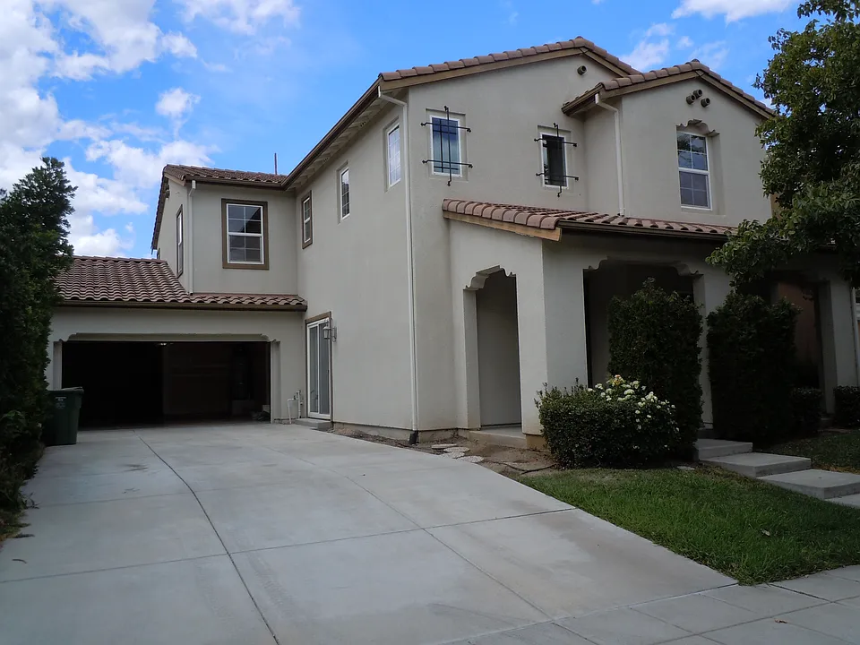 537 W Esplanade Dr