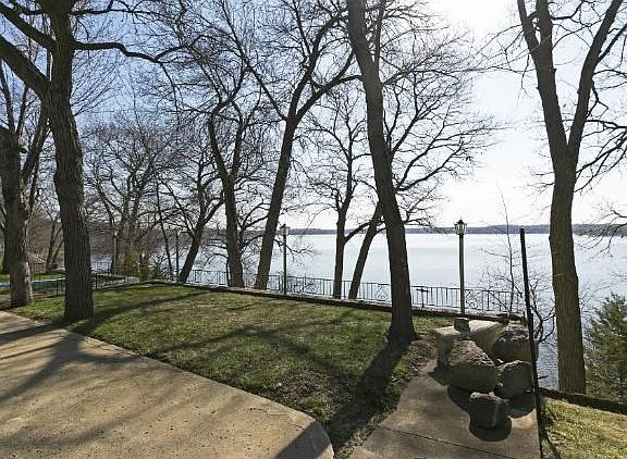 Upgrade your lifestyle and live the lakeshore dream!