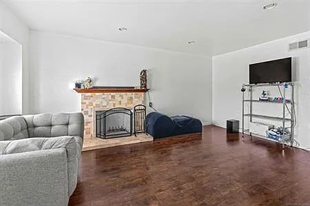 904 Kostner Dr — Photo 2