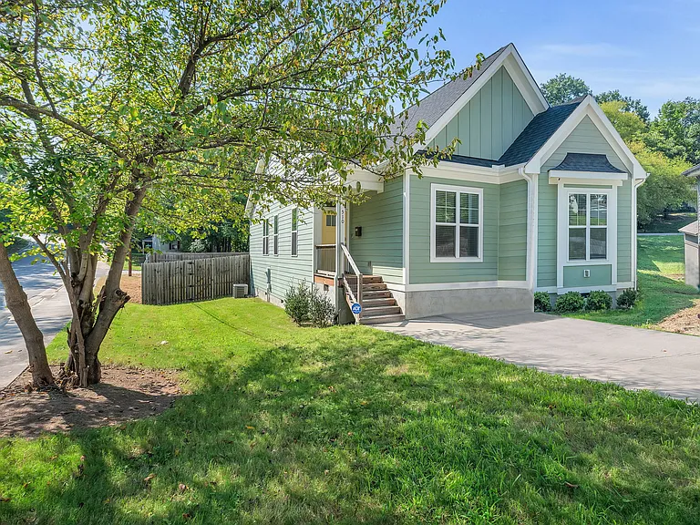 510 Eugene St — Photo 21