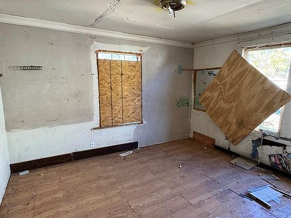 4th image of 224 W 13th St