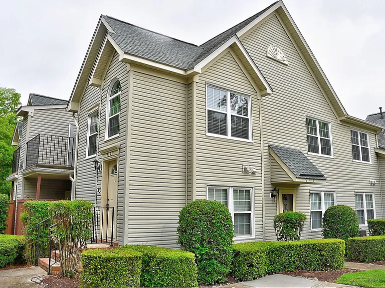 2393 London Pointe Dr — Photo 2