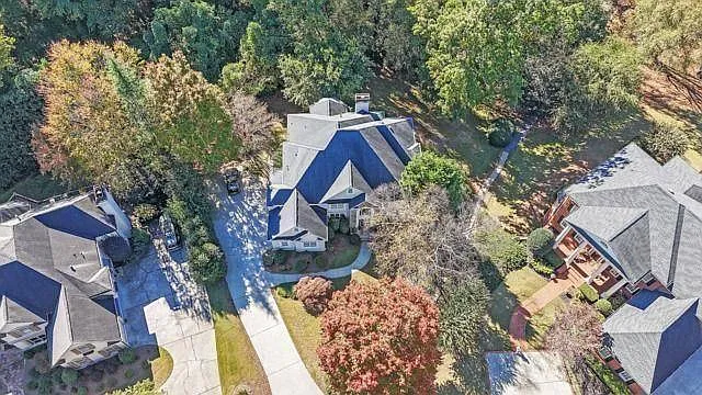 5 bed, 4.5 bath, 6379 sqft, $5,500 — Photo 1