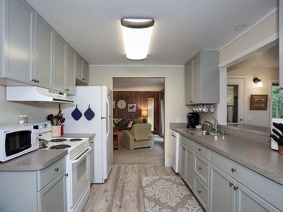 2nd image of 690 River Bend Dr