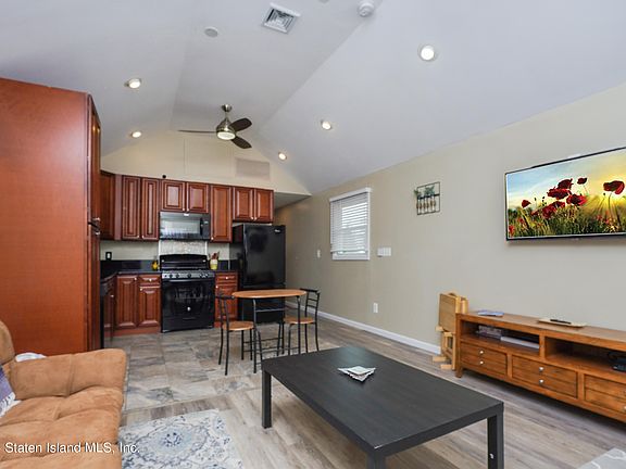 3rd image of 102 Boundary Ave