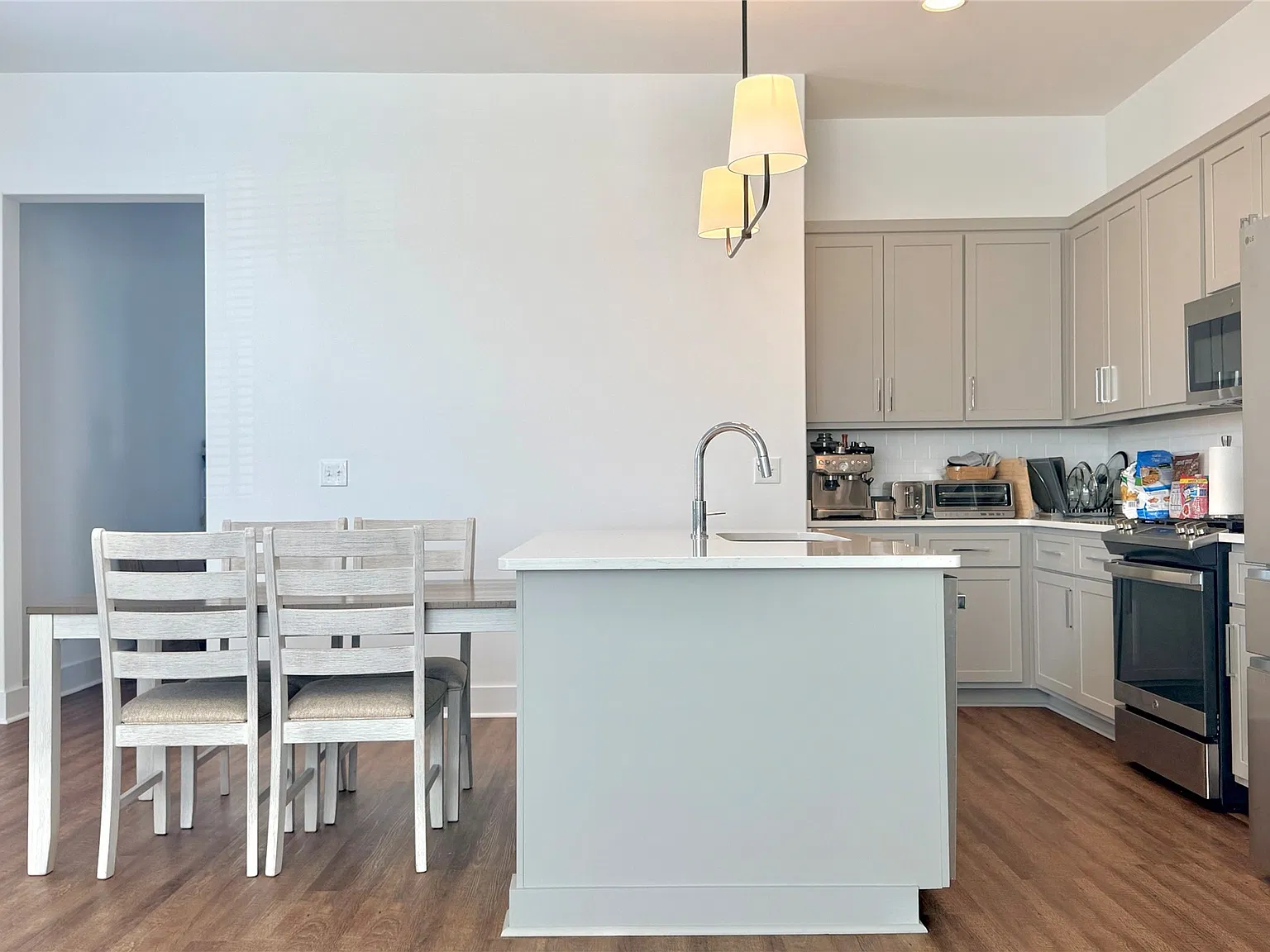 3 bed, 3.0 bath, 1760 sqft, $2,500 — Photo 4