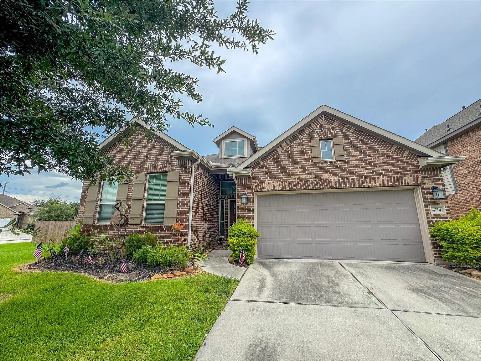 3 bed, 2.0 bath, 1948 sqft, $2,400 — Photo 3