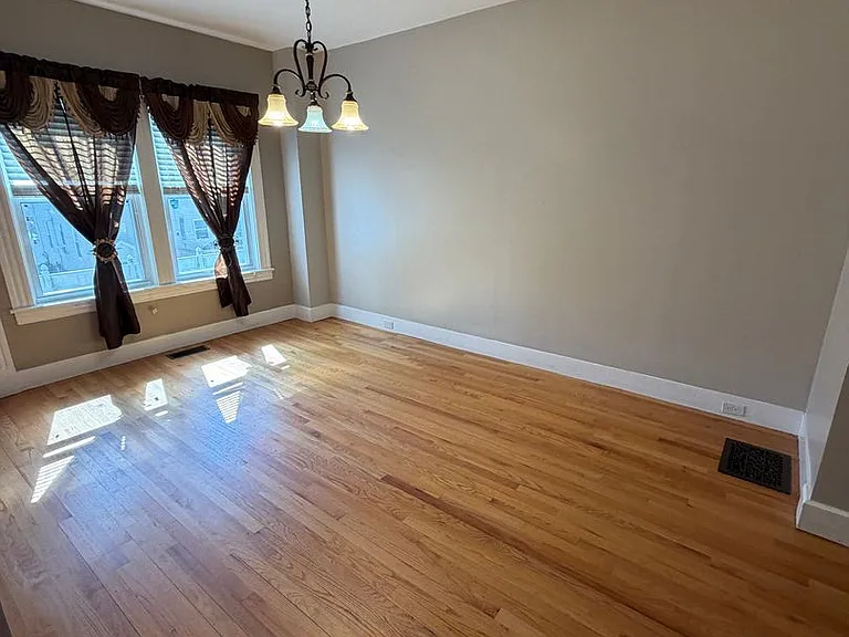 325 Rogers St — Photo 5