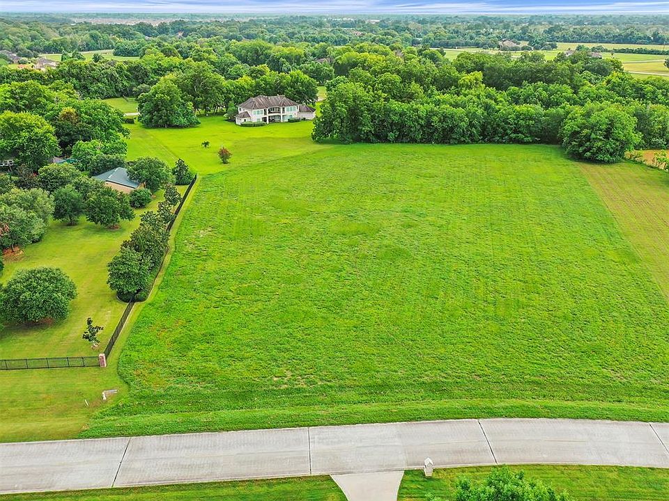 This 2.4+ acre lot, located in beautiful Sienna Point, offers country living at its finest. Sienna Point boasts large lots with plenty of room to build your dream estate.