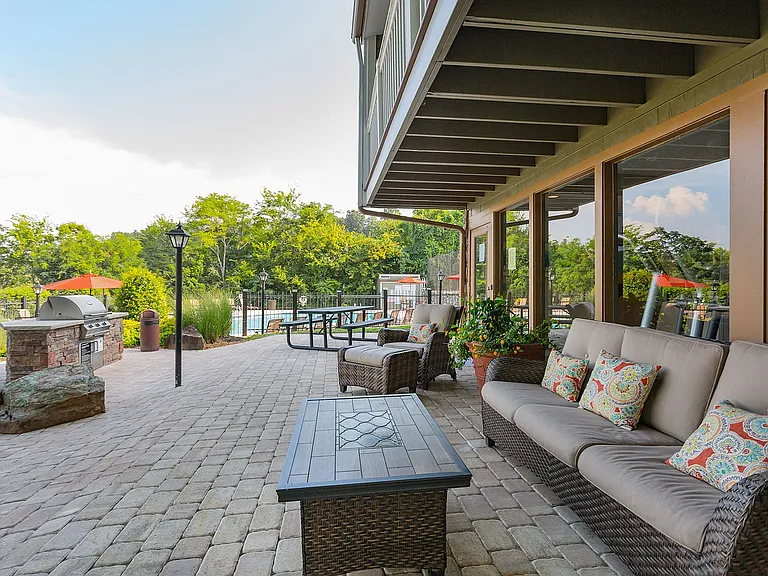 Poolside Grilling Station & Lounge