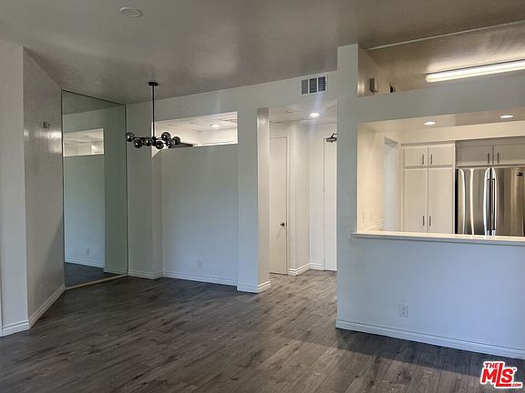 3rd image of 5151 Balboa Blvd Unit 103