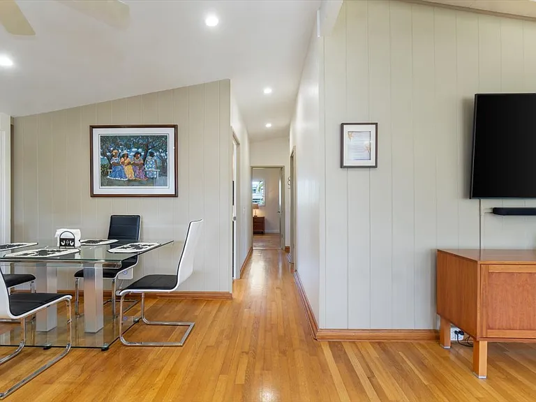 Hallway to bedrooms.
