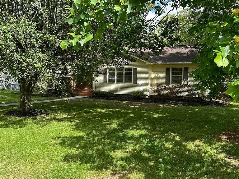 902 James Ave — Photo 2