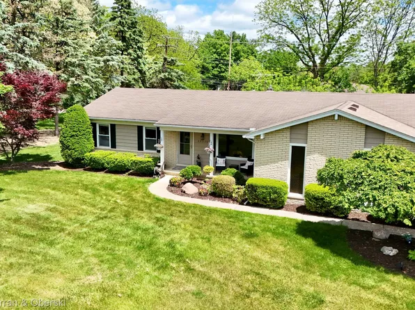 22356 Connemara Dr, Northville, MI 48167