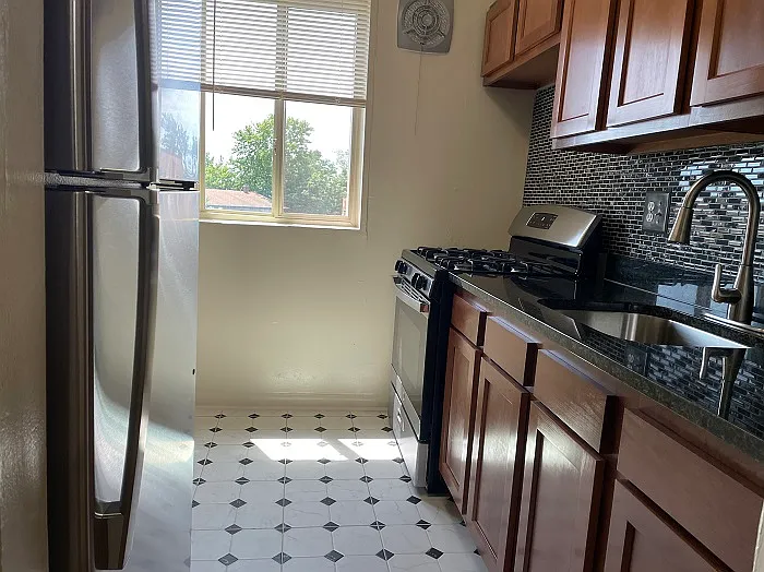 Colonial Village Apartments — Photo 24