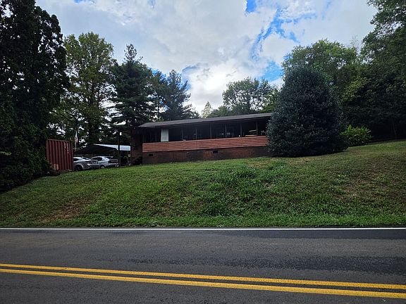 2nd image of 647 Dover Rd