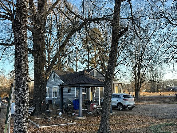 3rd image of 79 Tyler St