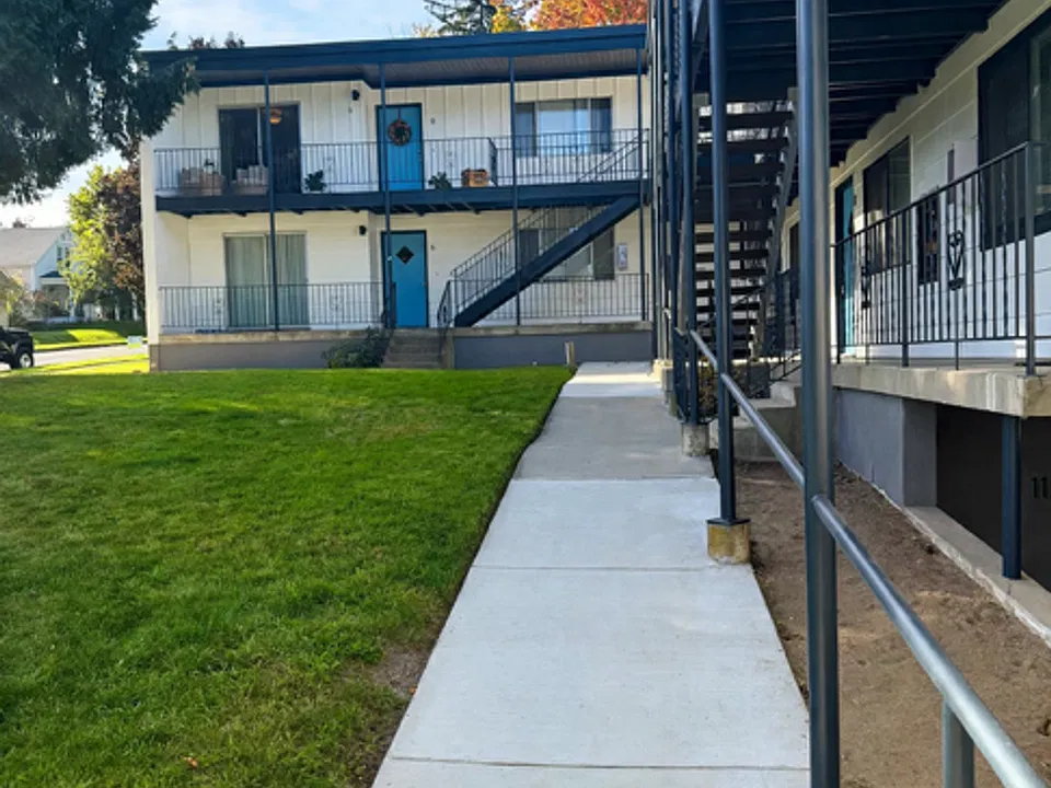 1023 & 1025 E Coeur D Alene Ave