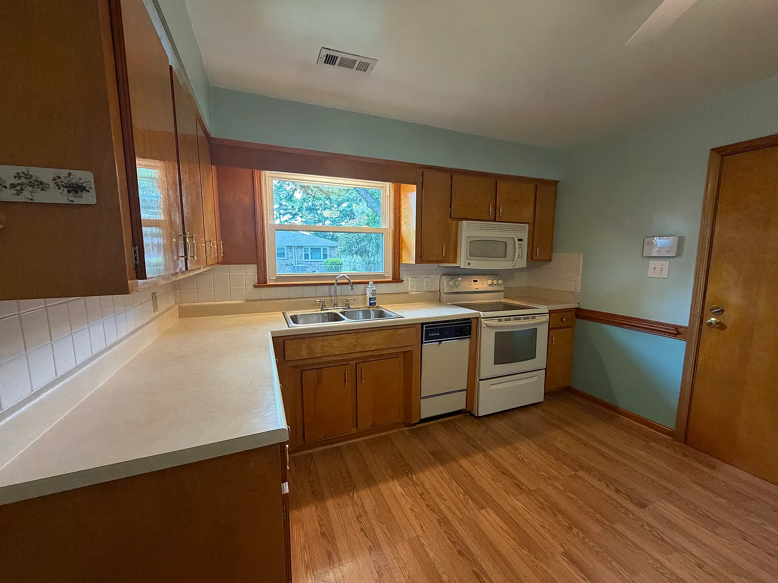 3 bed, 1300 sqft, $2,400 — Photo 3