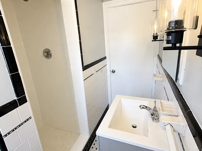 380 Farmington Ave #2R — Photo 8