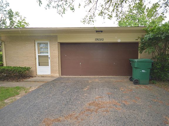 4th image of 19080 Montrose Dr