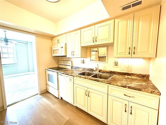 3rd image of 19015 Van Aken Blvd APT 516