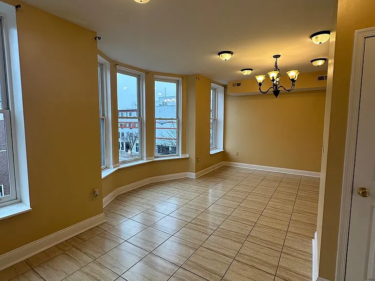 422 W Franklin St #1B — Photo 2