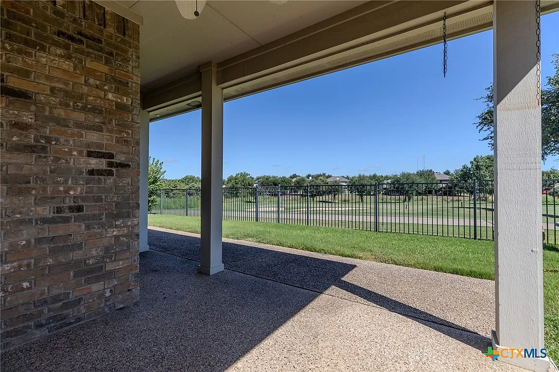 4 bed, 2.5 bath, 2652 sqft, $2,600 — Photo 3