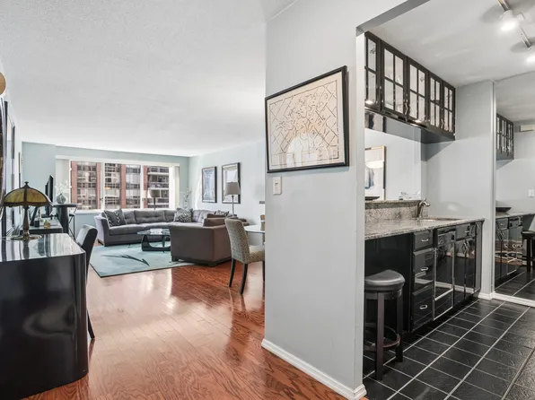 300 East 59th Street image 1 of 8