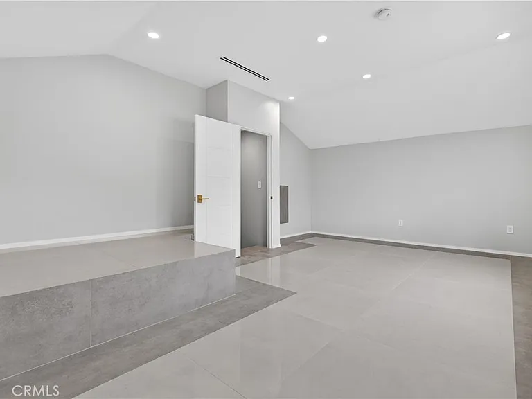 10510 Helendale Ave — Photo 52