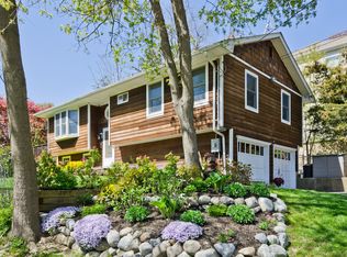 4 Bergen Ct, Huntington Station, NY 11746