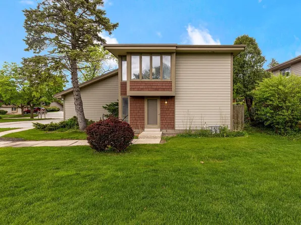 5047 South Stonehedge DRIVE, Greenfield, WI 53220