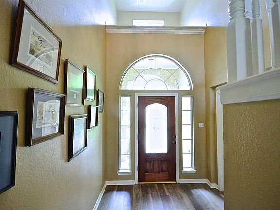 Enter into a 2 story entry hall with tile/wood floors!!