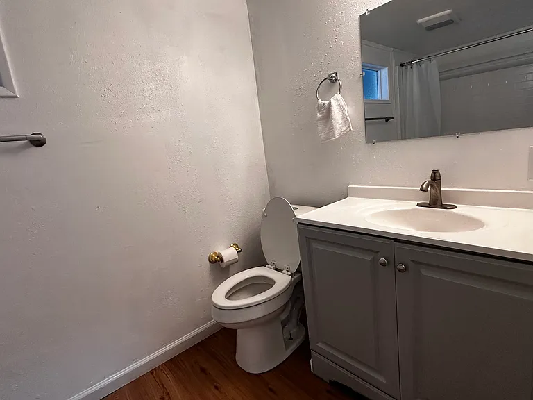 2346 Broadway E — Photo 8