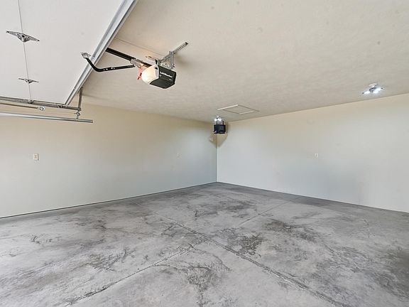 5th image of 300 Prairie Bluff Dr