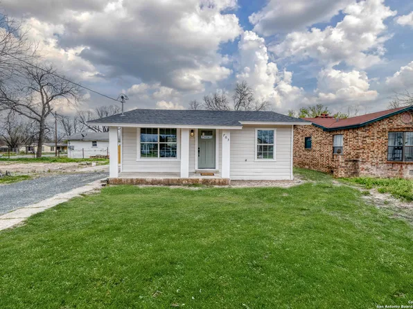 703 fort clark, Uvalde, TX 78801