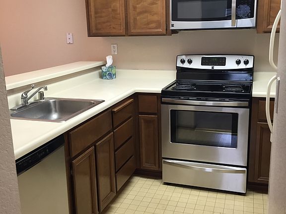 Kitchen w/ new stainless appliances
