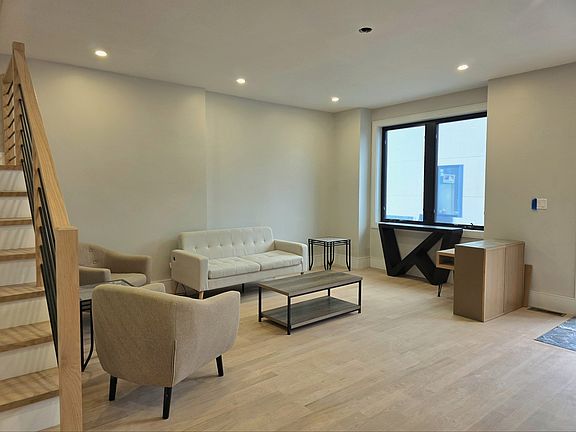 4th image of 55 Oak Ave