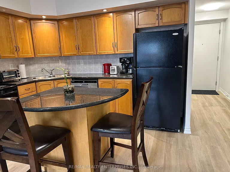 250 Wellington St W #436 — Photo 9