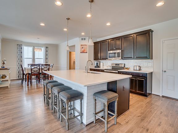 5th image of 409 Boxelder Dr