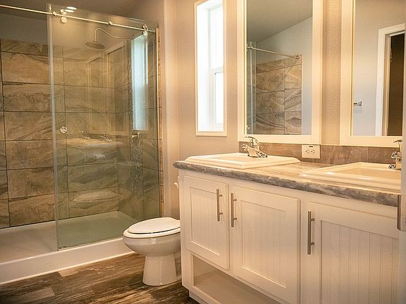 Master bath, double sinks