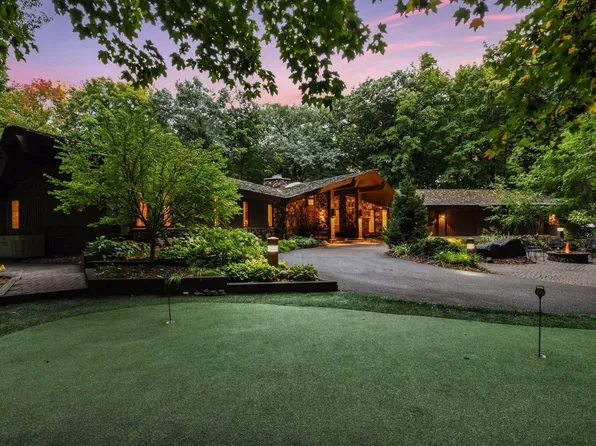 200 Black Oaks Ln, Wayzata, MN 55391