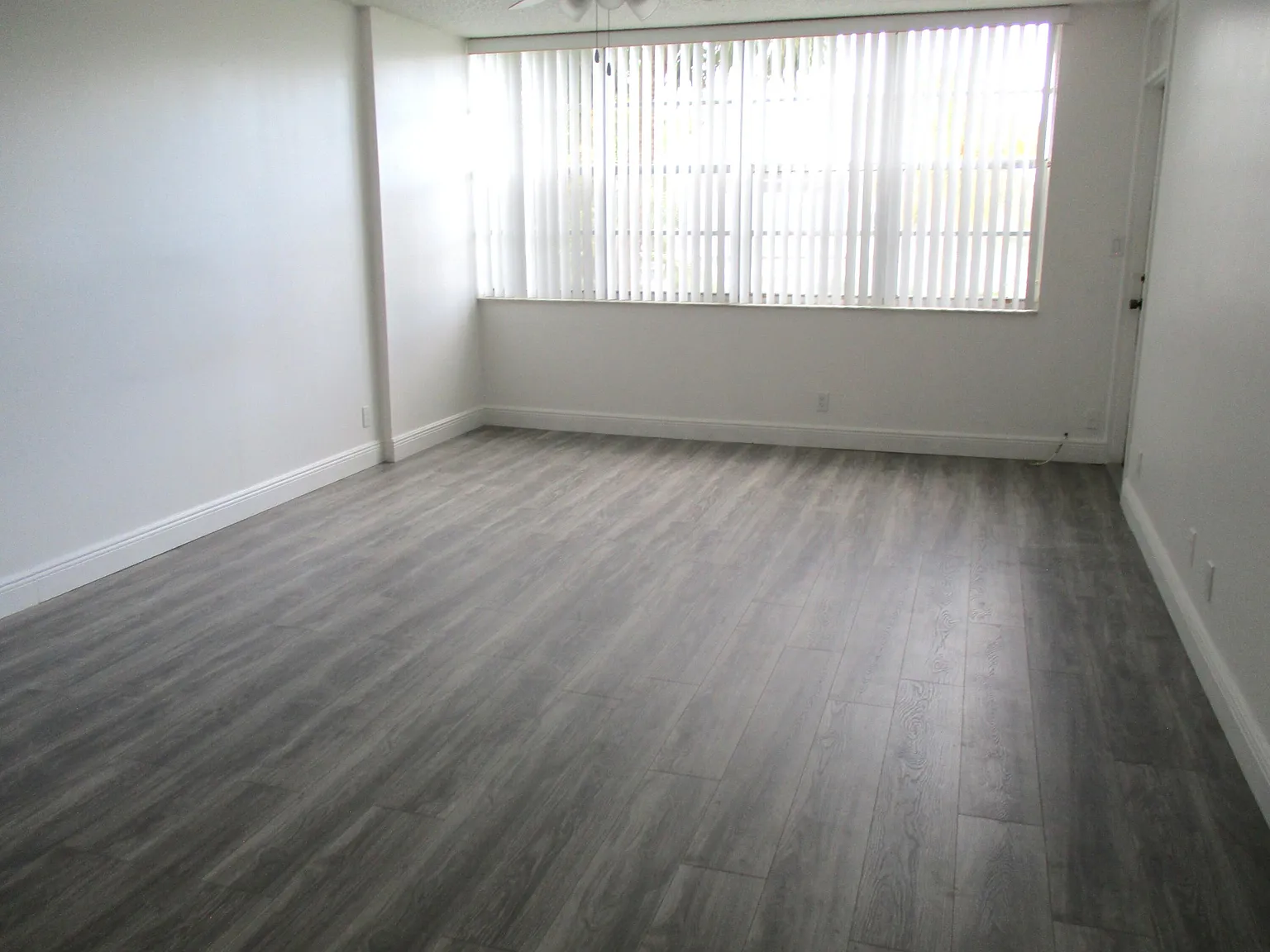 2761 Taft St — Photo 2