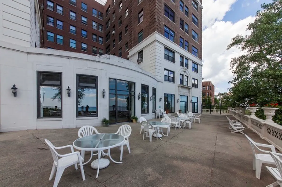 Building Photo - 1205 W Sherwin Ave #312