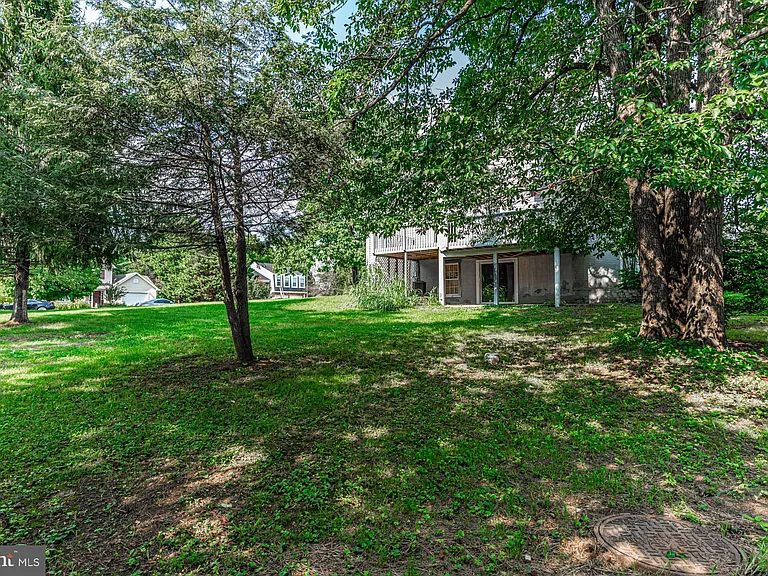 121 Nottingham Ct — Photo 47